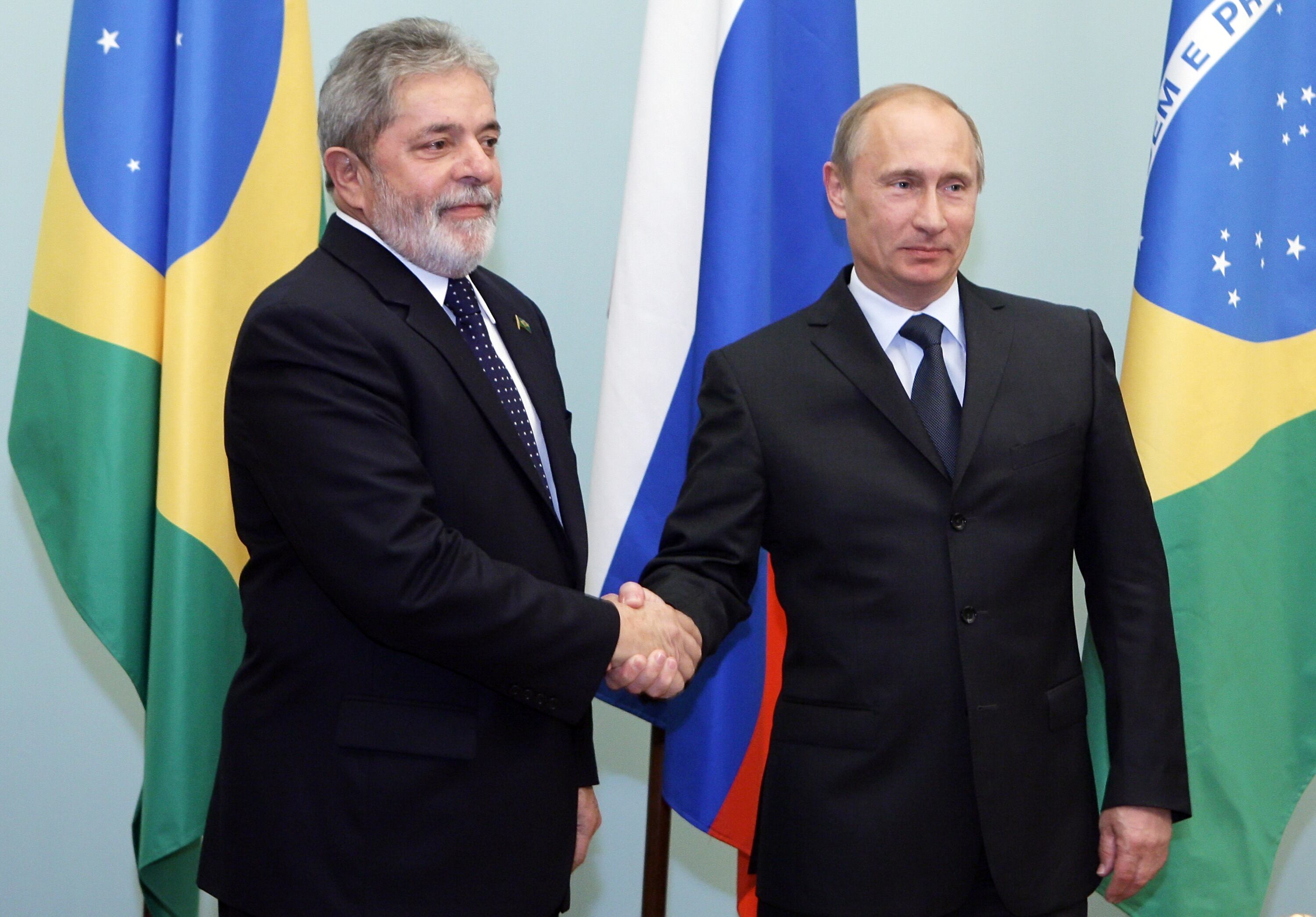 Exministro ruso Vladimir Putin saluda al presidente brasileño Luis Inácio Lula da Silva durante su reunión el 14 de mayo de 2010 en Moscú.