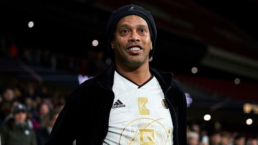 En la cárcel, todos quieren a Ronaldinho en su equipo. Foto: Getty Images