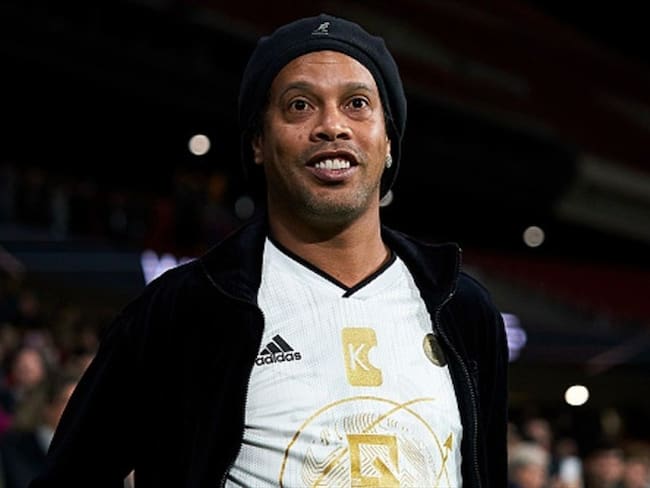 En la cárcel, todos quieren a Ronaldinho en su equipo. Foto: Getty Images