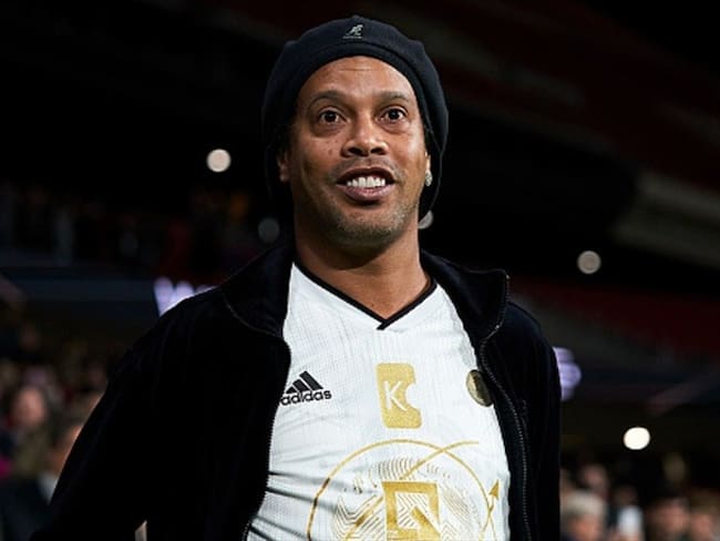 En la cárcel, todos quieren a Ronaldinho en su equipo. Foto: Getty Images