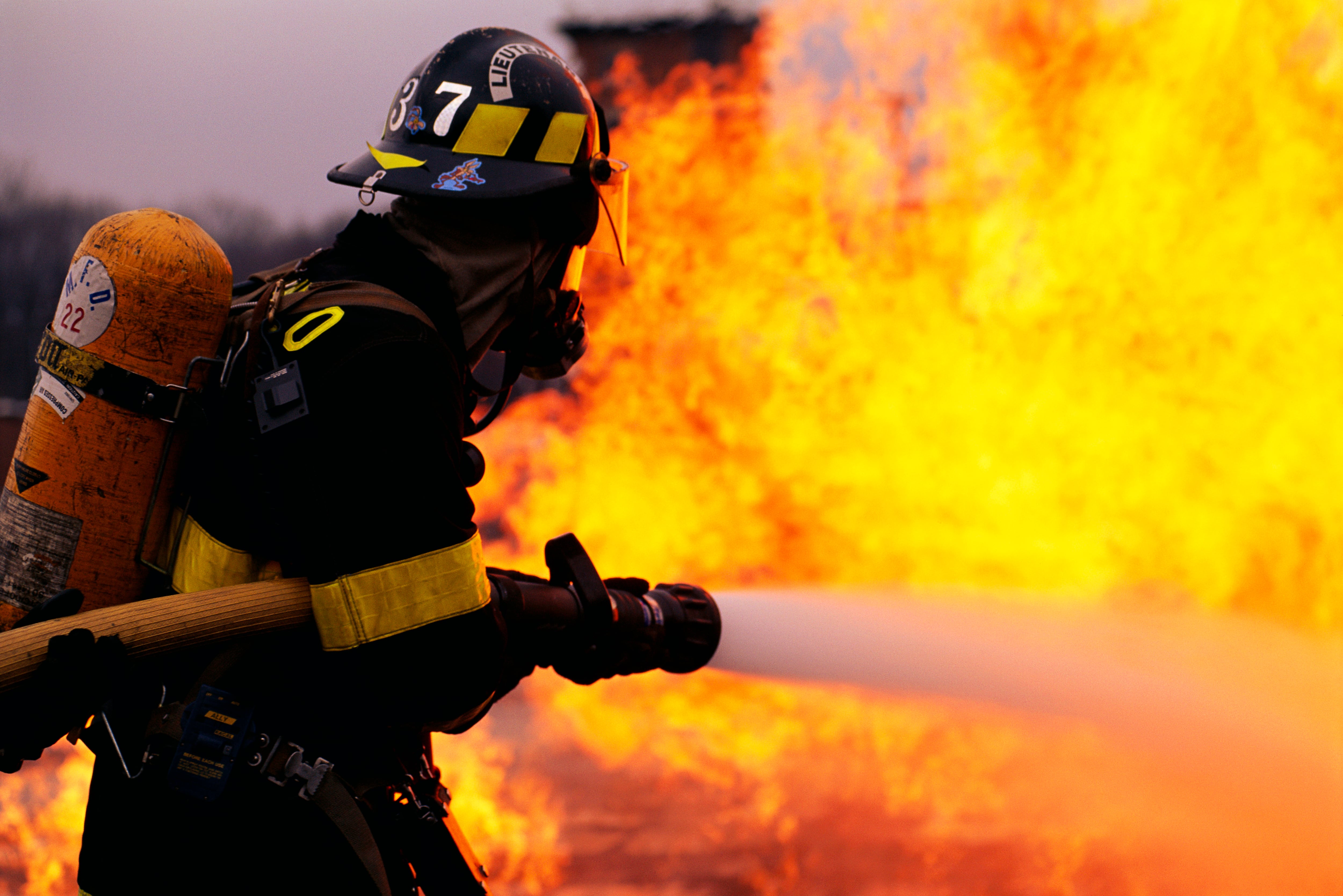 Bombero apagando un incendio (GettyImages)