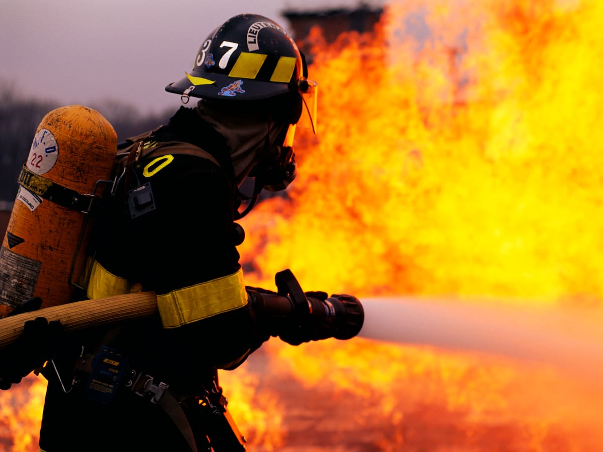 Qué hay que estudiar para ser bombero en Colombia: cursos, duración y lo que debe saber