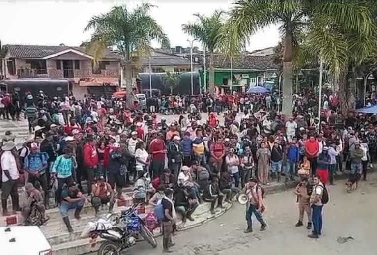 Más de dos mil personas se concentraron en la cabecera municipal de El Tambo y esperan una reunión con representantes del Gobierno Nacional para establecer una mesa de diálogo. Crédito: red de Apoyo Cauca.