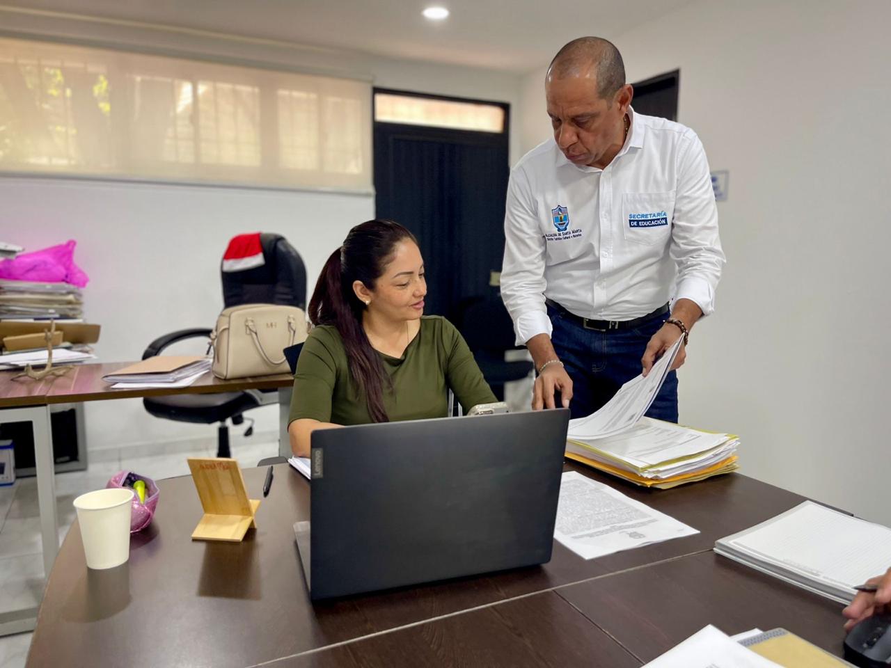 La secretaria de Educación Distrital, Sandra Patricia Muñoz Dorado y el director de la Oficina de Cobertura Educativa, Alexis Varela Eguis.