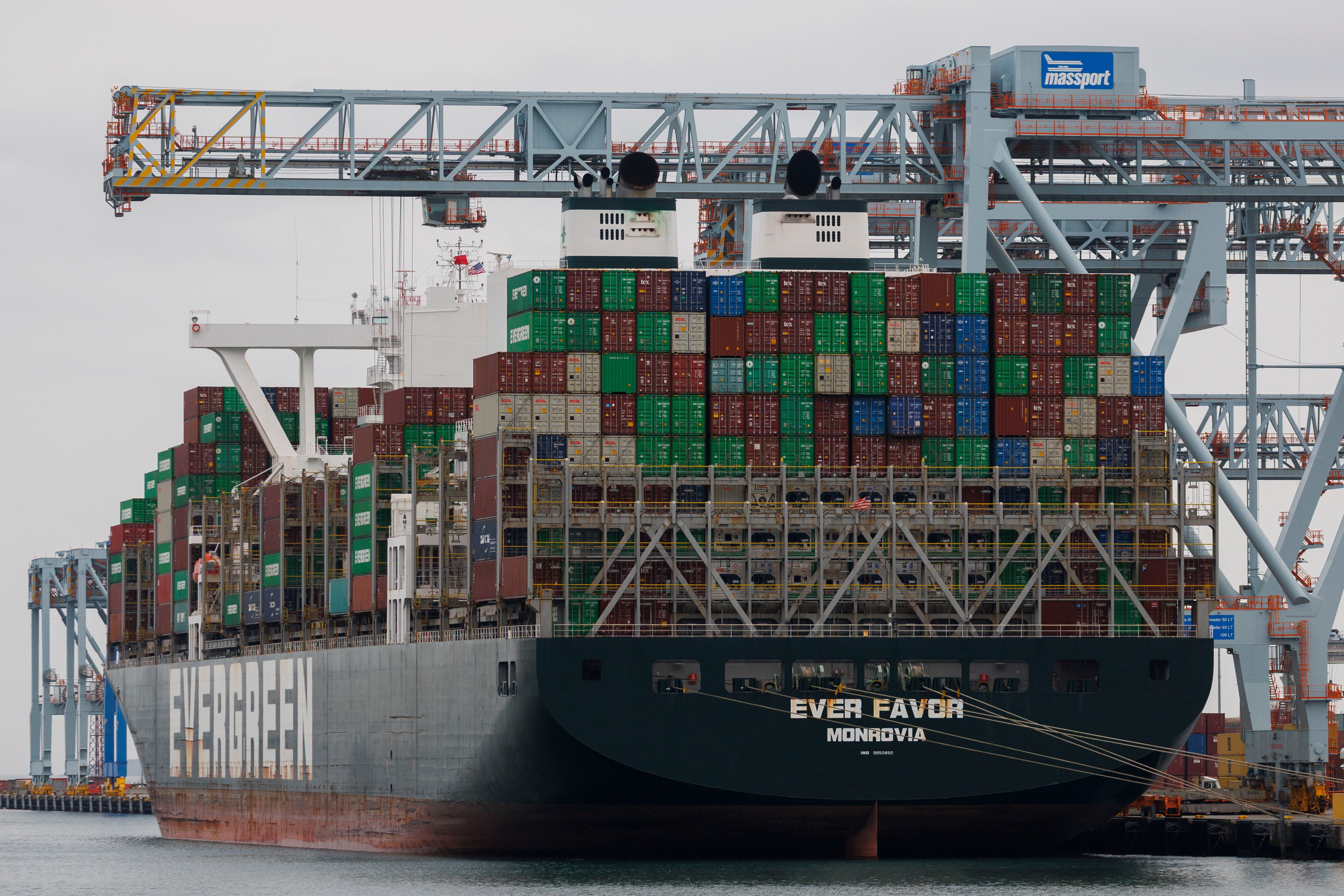 BOSTON (Estados Unidos), 27/02/2025.- El portacontenedores Ever Favor es descargado en la terminal de Conley.