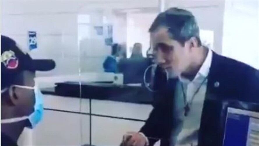 Funcionarios del Aeropuerto de Venezuela retuvieron cédula de Juan Guaidó. Foto: Captura de pantalla