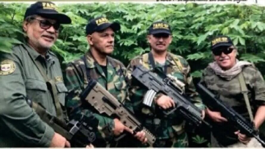 En una fotografía que acompaña el comunicado aparecen ‘Iván Márquez’, ‘Jesús Santrich’ y ‘El Paisa’. Foto: http://farc-ep.net/