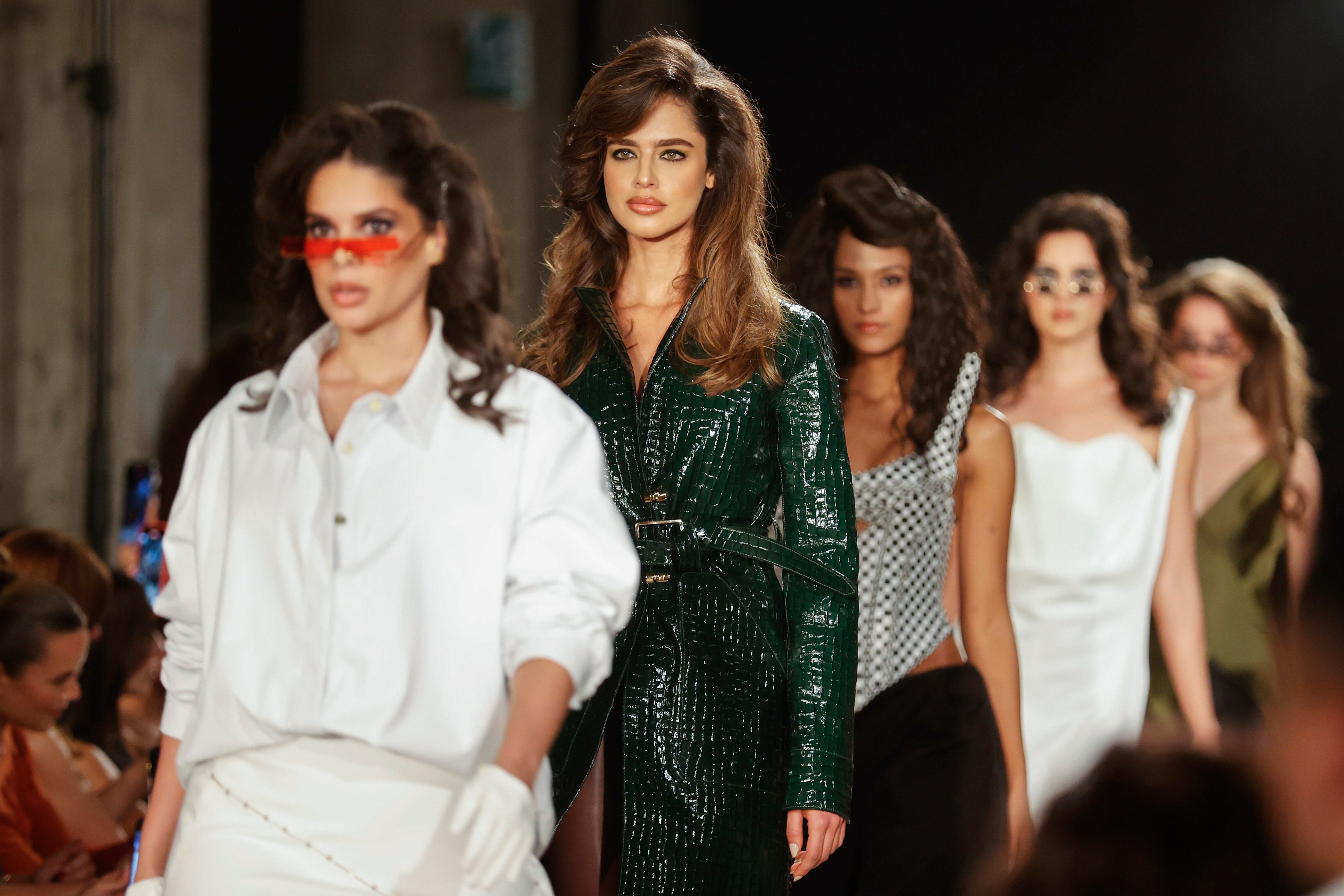 La Semana de la Moda de Bogotá arrancó con un desfile que evocó el sentimiento latino y rindió homenaje a la moda popular. EFE/ Mauricio Dueñas Castañeda