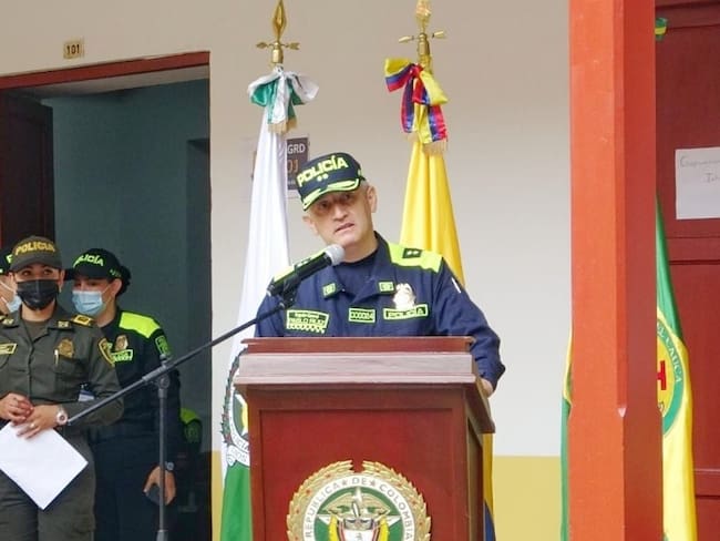 El Brigadier Pablo Ferney Ruíz, Comandante de la Región Cuatro de Policía señaló que se busca a los responsables del atentado: Crédito: Policía Nacional. 