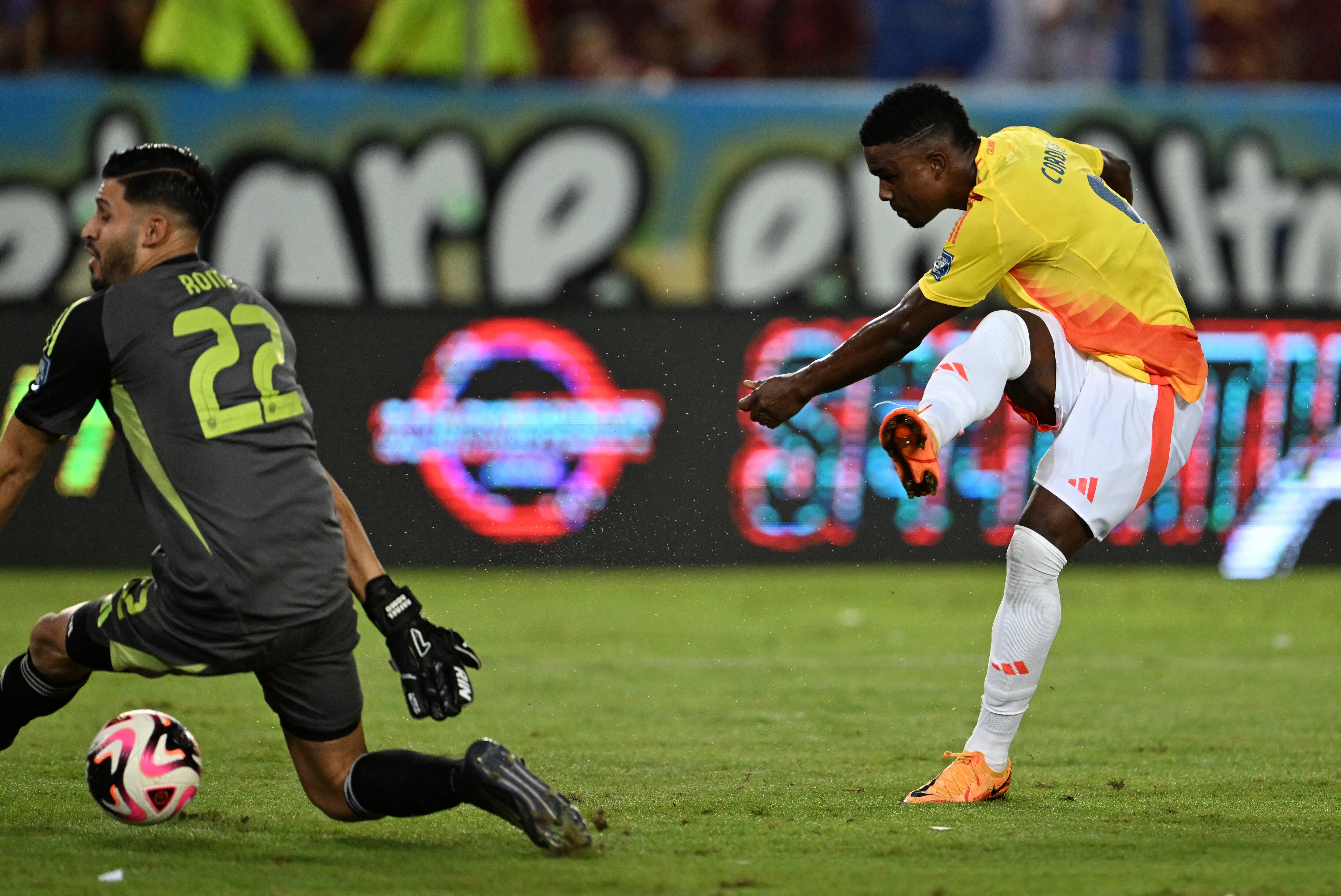 Jhon Cordoba remata para hacer el sexto gol de Colombia ante Venezuela. FOTO: JUAN BARRETO/AFP vía Getty Images