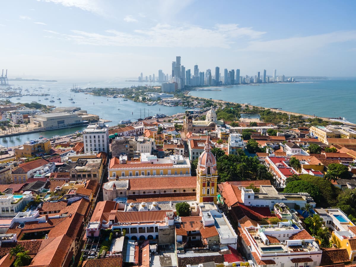 ¿A qué departamento pertenece Cartagena y cuántos municipios tiene?