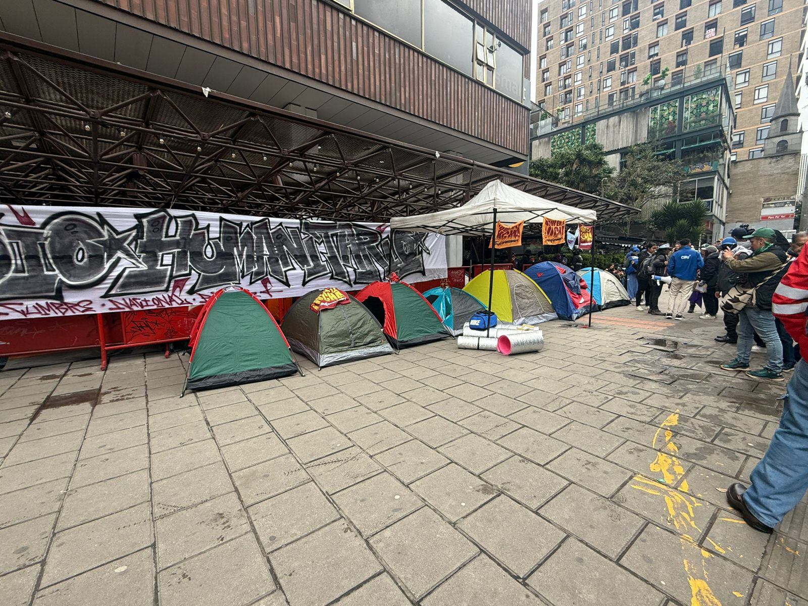 Integrantes de la Cumbre Nacional Popular se tomaron instalaciones de varios ministerios en Bogotá