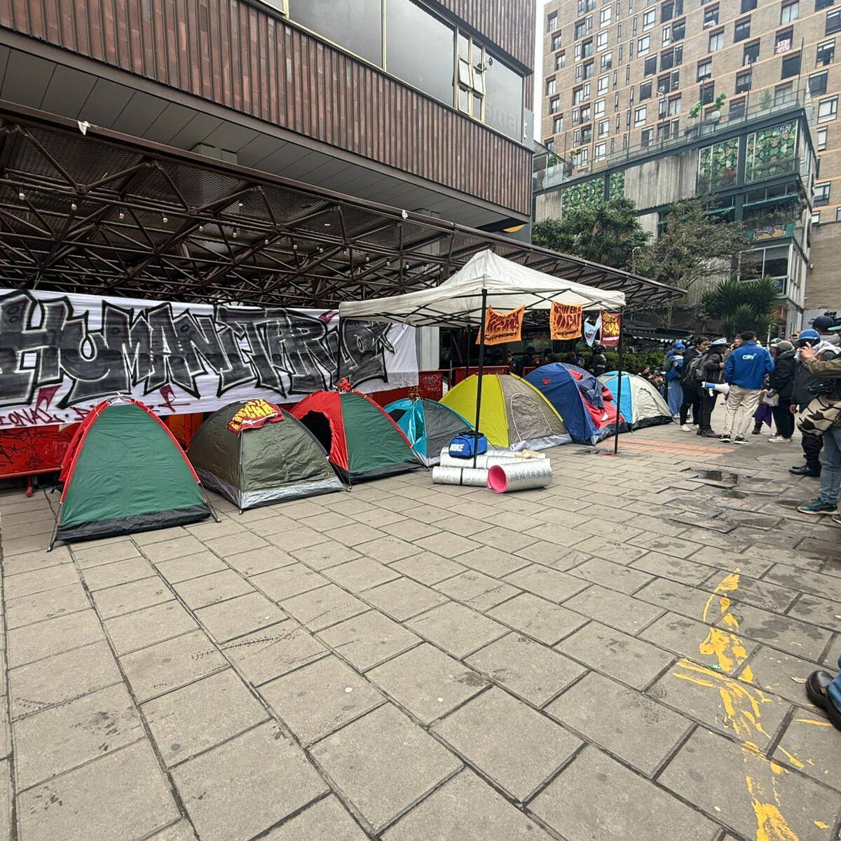 Integrantes de la Cumbre Nacional Popular se tomaron instalaciones de varios ministerios en Bogotá