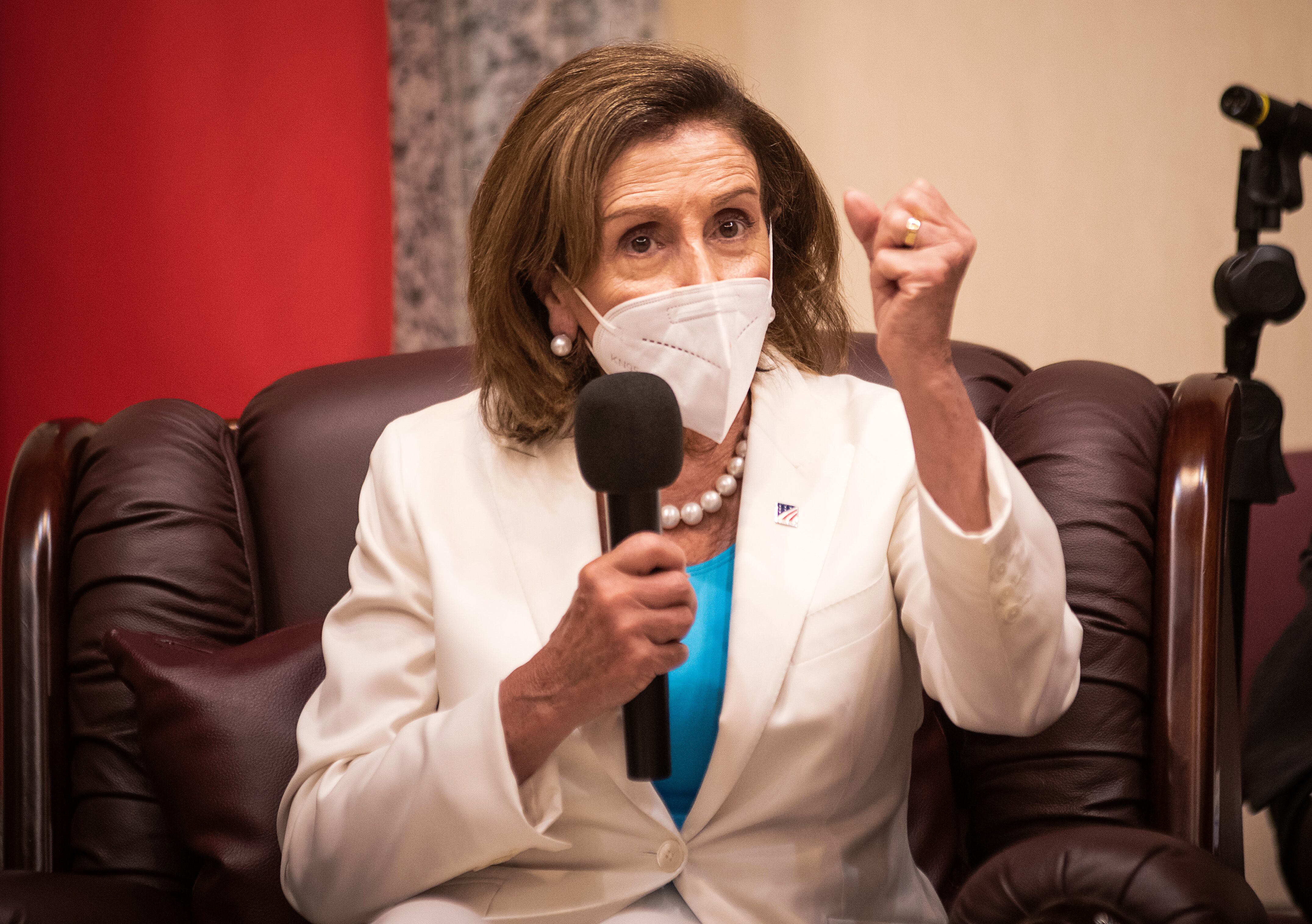 La presidenta de la Cámara de Representantes de los Estados Unidos, Nancy Pelosi, asiste a una reunión en el Yuan Legislativo, la casa del parlamento de Taiwán, con Tsai Chi-Chang, Vicepresidenta del Yuan Legislativo el 3 de agosto de 2022 en Taipei, Taiwán. (Photo by Central News Agency via Getty Images)