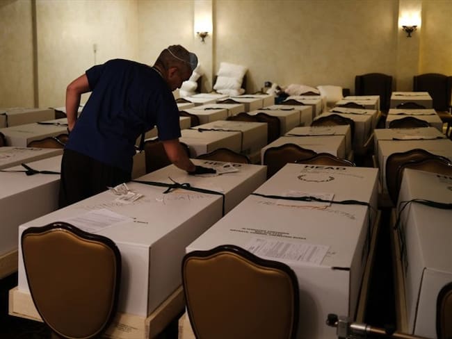 El colombiano que desafía la muerte limpiando las morgues de COVID-19 en Nueva York