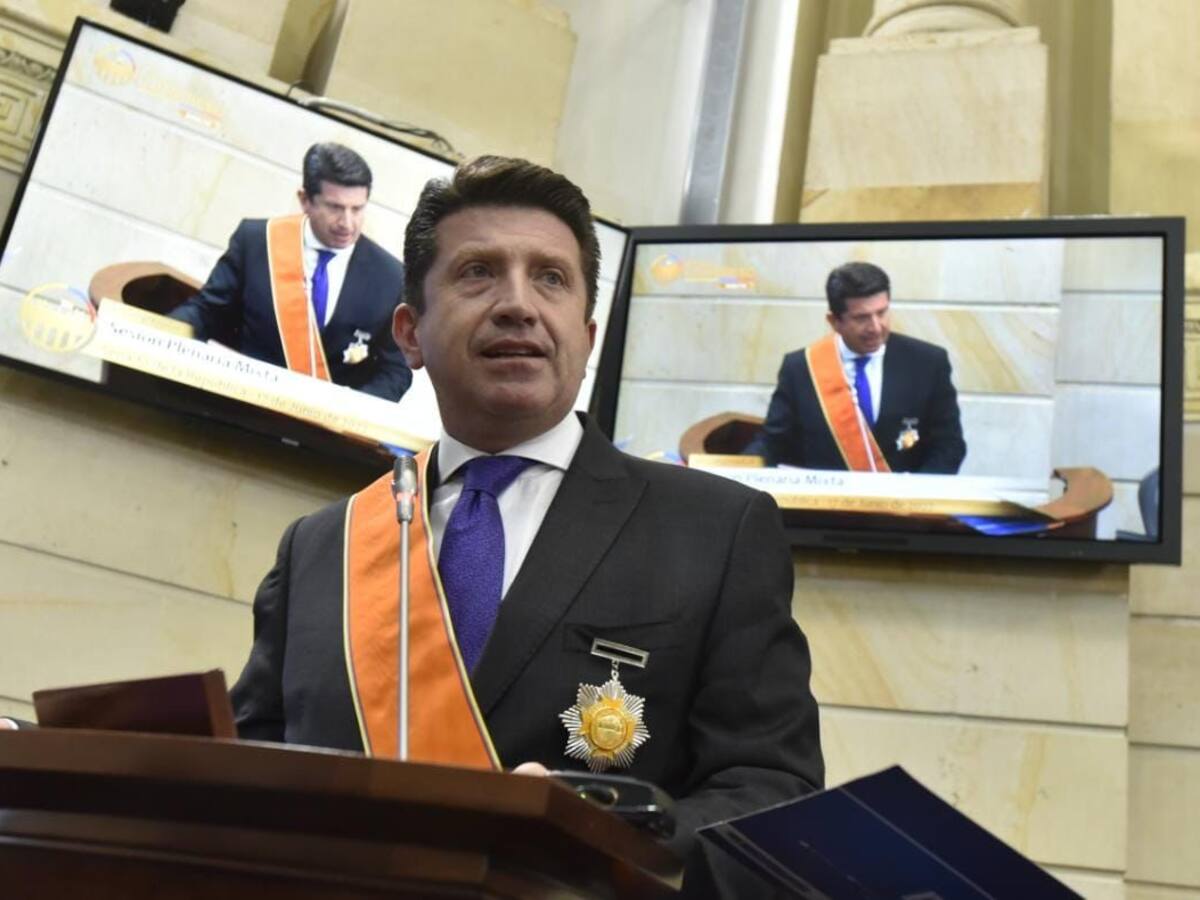 Senado condecora a Diego Molano y al Esmad, en sus últimos días de sesiones