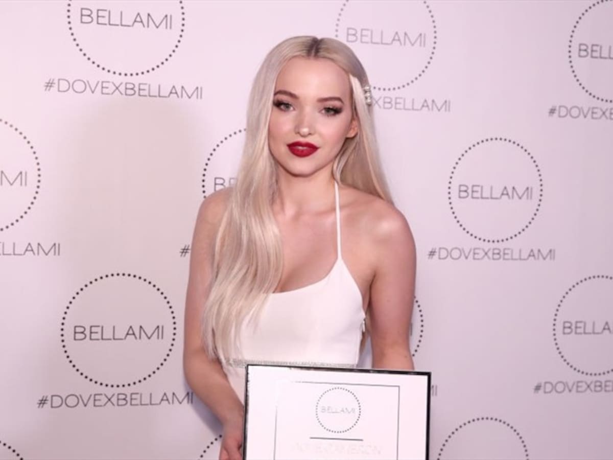 Dove Cameron, la estrella de Descendientes, posa desnuda, cubriéndose sólo con papel