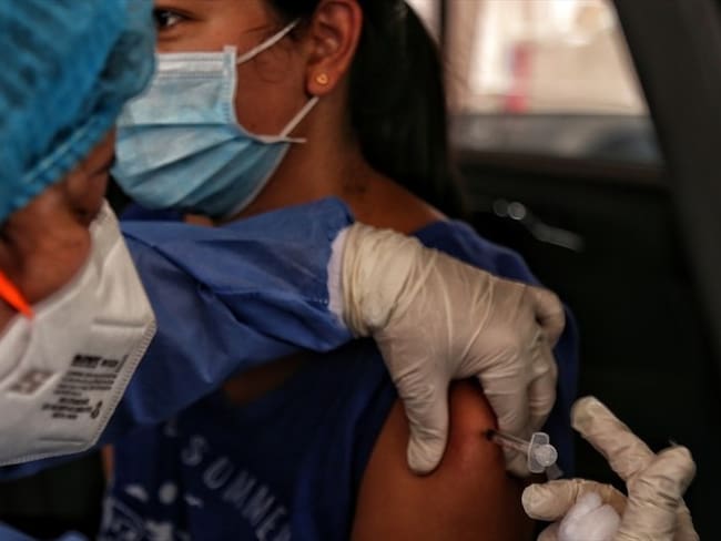 Colados en vacunación contra el COVID-19. Foto: Getty Images