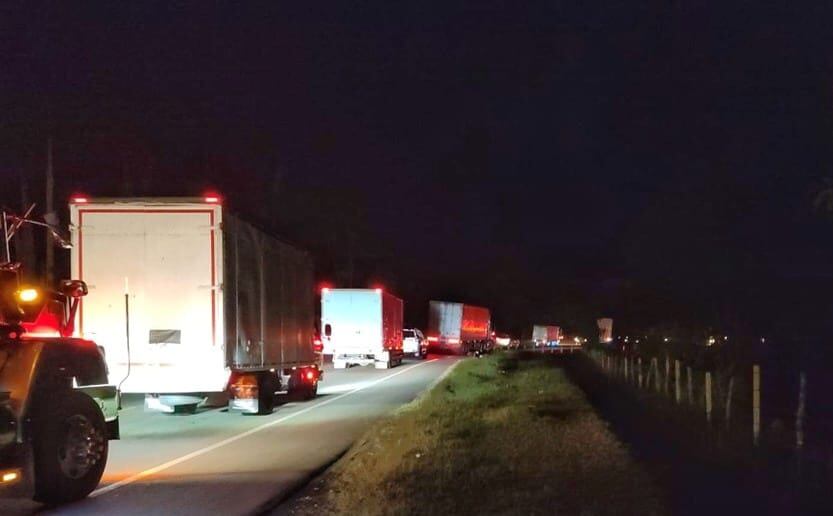 Centenares de vehículos se encuentran represados en ambos costados de la vía. Crédito: Nuevo Cauca.