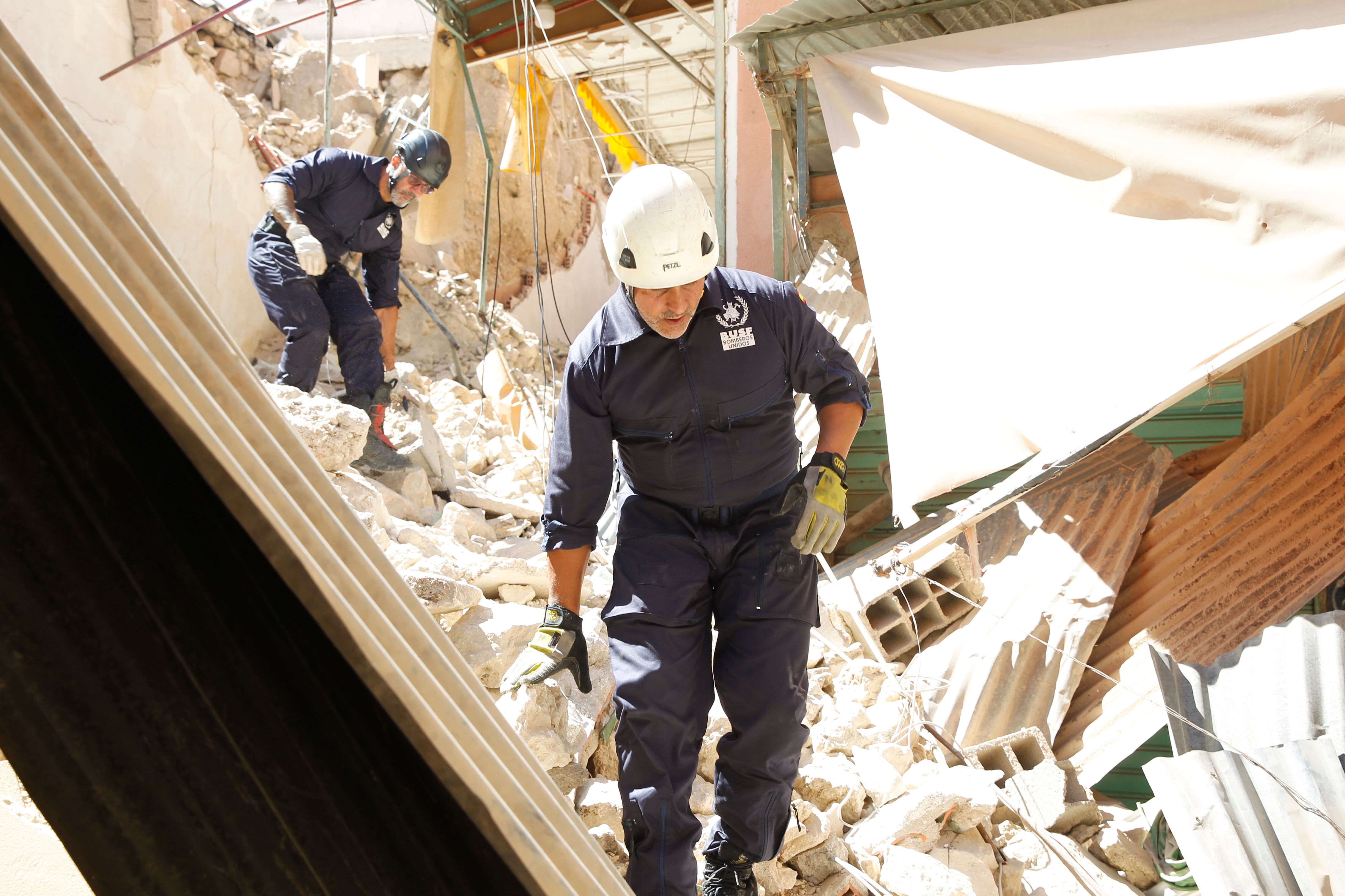 GRAF7989. MARRAKECH (MARRUECOS), 10/09/2023.- Miembros españoles de Bomberos Unidos sin Fronteras inspeccionan las ruinas de un edificio en la localidad de Mulay Ibrahim, a 55 kilómetros al sur de Marrakech y cerca del epicentro del terremoto ocurrido el pasado viernes que afectó a varias provincias del sur del país, y que por el momento ha dejado un balance más de 2.000 personas fallecidas y más de 2.000 heridas. Un equipo de rescate de la Unidad Militar de Emergencias (UME) del ejército, compuesto por 56 militares y 4 perros, ha llegado este domingo a Marrakech para trabajar en una zona situada a 25 kilómetros del epicentro del terremoto, y está previsto el envío de otros efectivos de Madrid, Málaga y Cataluña. EFE/Maria Traspaderne