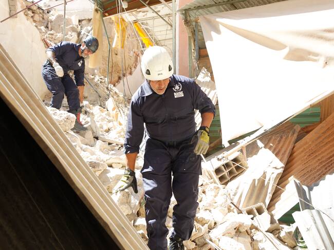 GRAF7989. MARRAKECH (MARRUECOS), 10/09/2023.- Miembros españoles de Bomberos Unidos sin Fronteras inspeccionan las ruinas de un edificio en la localidad de Mulay Ibrahim, a 55 kilómetros al sur de Marrakech y cerca del epicentro del terremoto ocurrido el pasado viernes que afectó a varias provincias del sur del país, y que por el momento ha dejado un balance más de 2.000 personas fallecidas y más de 2.000 heridas. Un equipo de rescate de la Unidad Militar de Emergencias (UME) del ejército, compuesto por 56 militares y 4 perros, ha llegado este domingo a Marrakech para trabajar en una zona situada a 25 kilómetros del epicentro del terremoto, y está previsto el envío de otros efectivos de Madrid, Málaga y Cataluña. EFE/Maria Traspaderne