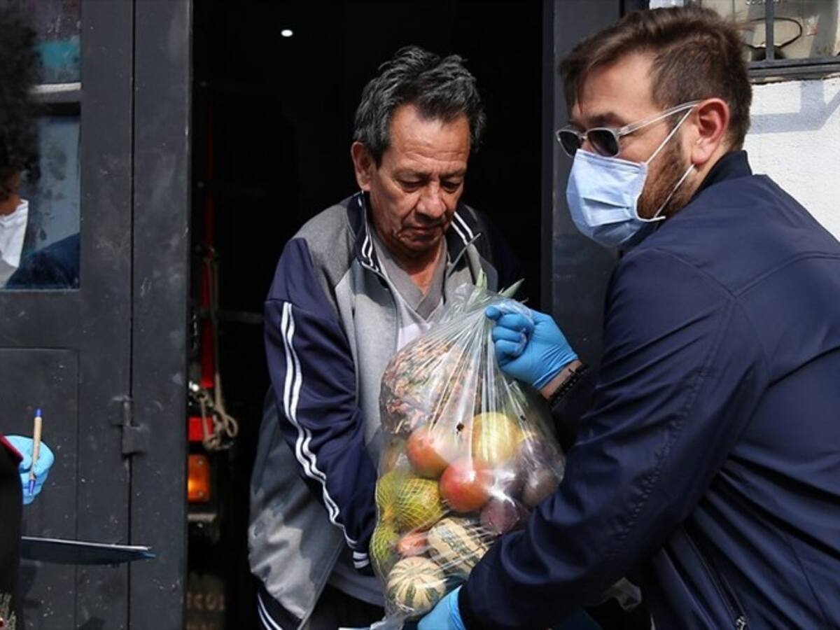 El hombre que recoge ayudas para llevar a las comunas en Medellín