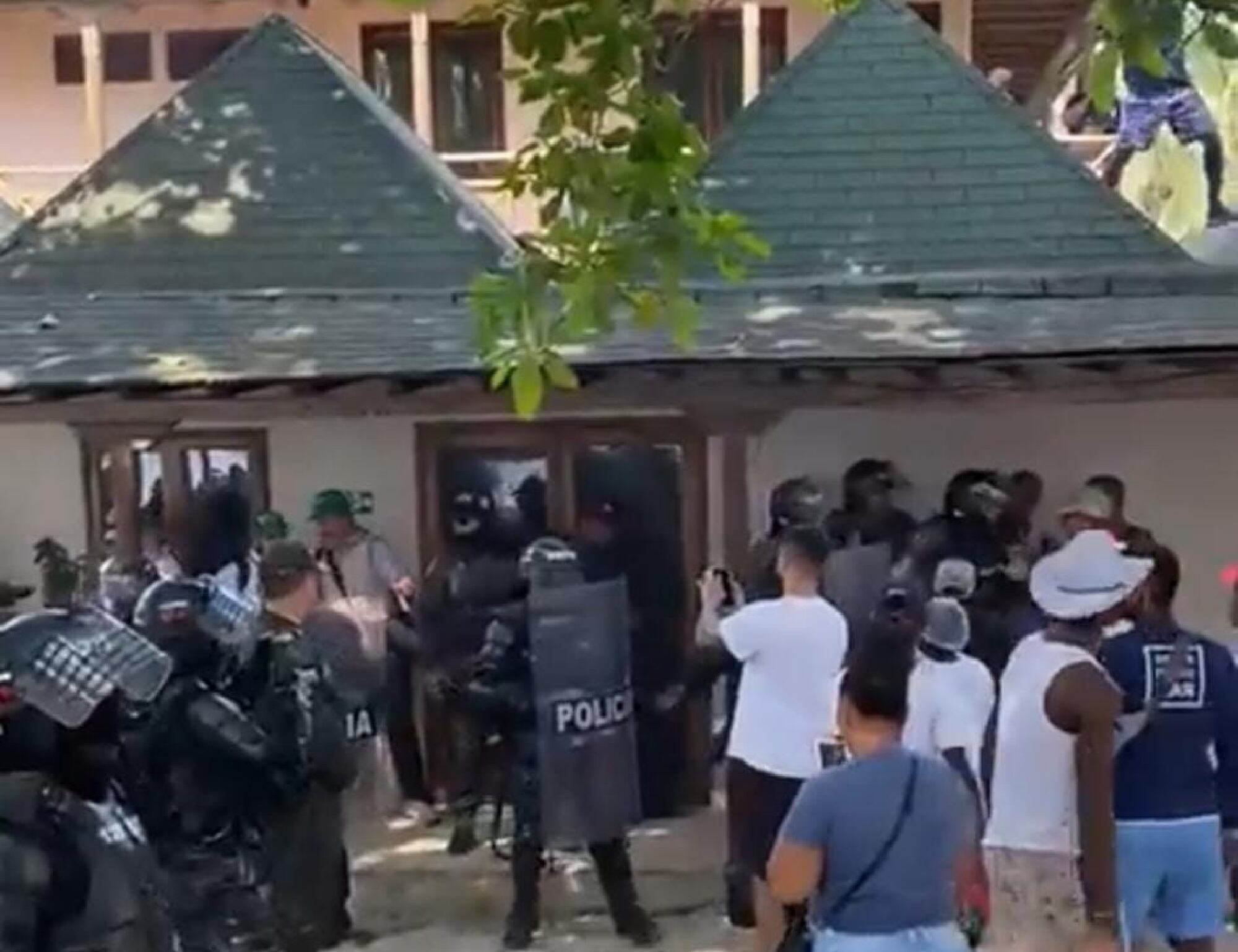 Enfrentamientos y heridos dejó recuperación de baldíos en Islas del Rosario. Foto: Suministrada.