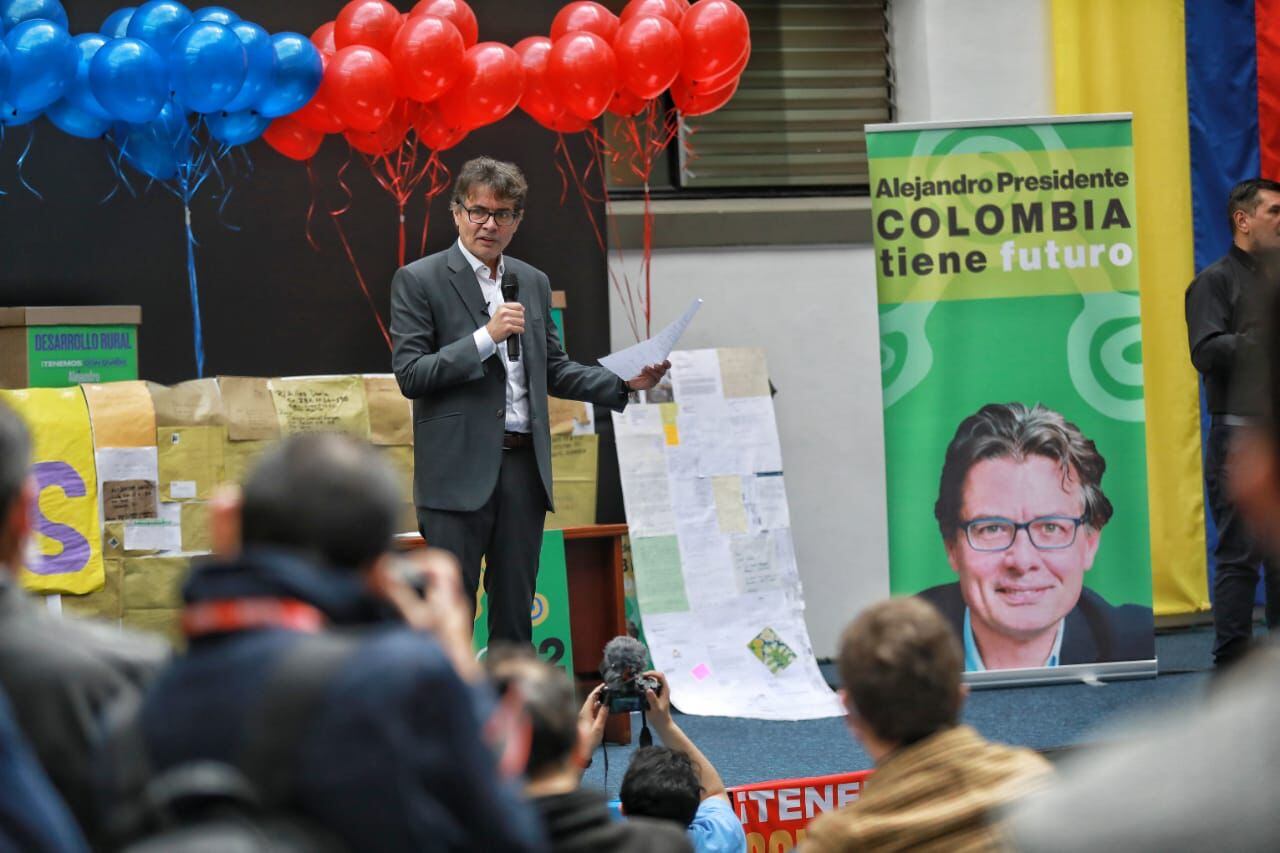 Alejandro Gaviria entregó a la Registraduría Nacional alrededor de 1’200.000 firmas para avalar su candidatura presidencial. Foto: Colombia tiene futuro