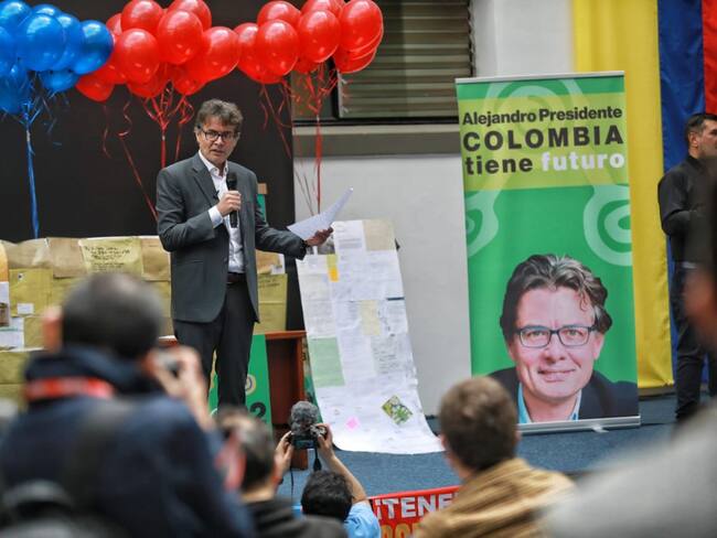 Alejandro Gaviria entregó a la Registraduría Nacional alrededor de 1’200.000 firmas para avalar su candidatura presidencial. Foto: Colombia tiene futuro