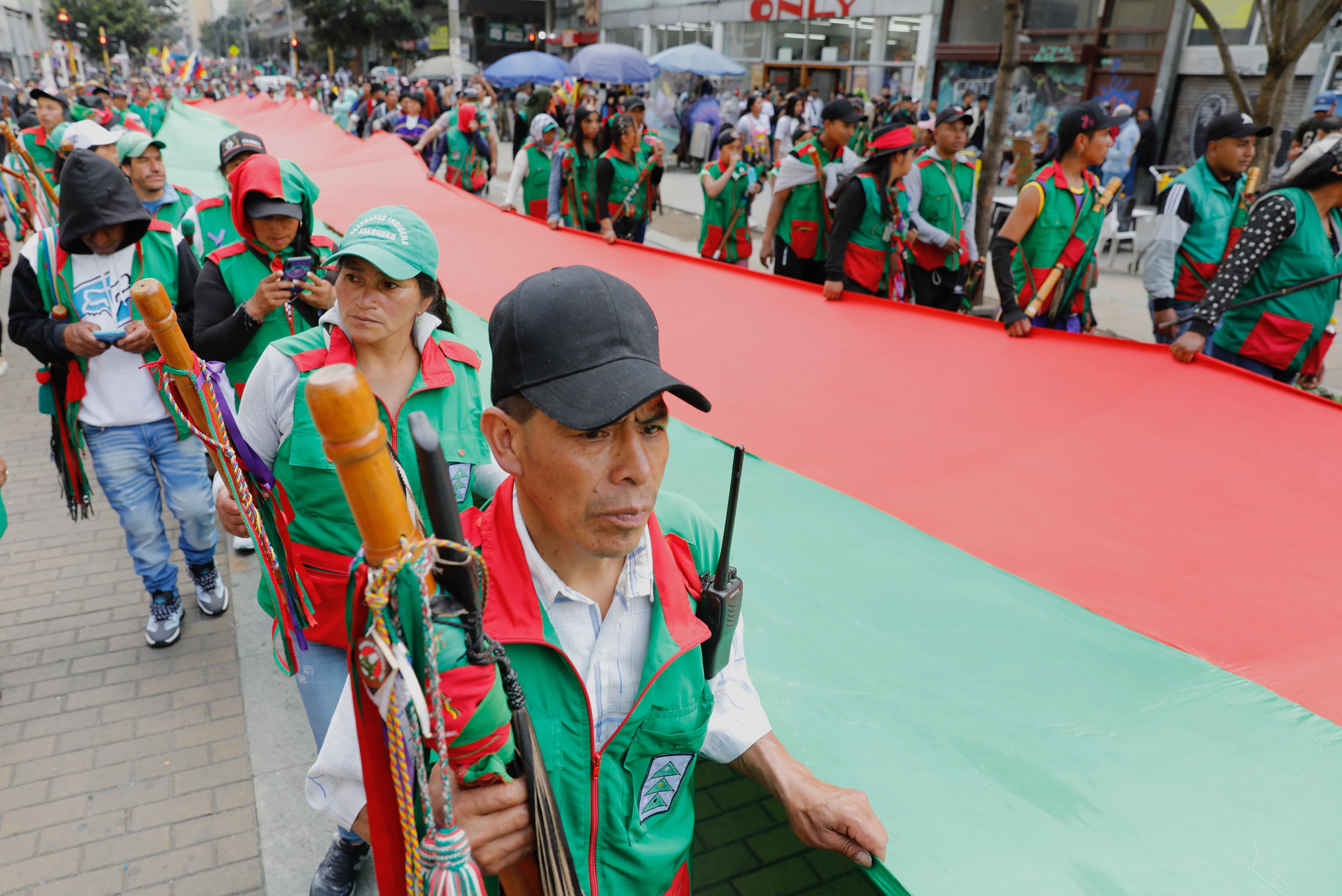 Indígenas de varias regiones del país participaron de la marcha "Por la paz, por la vida, por la justicia social". EFE/ Carlos Ortega