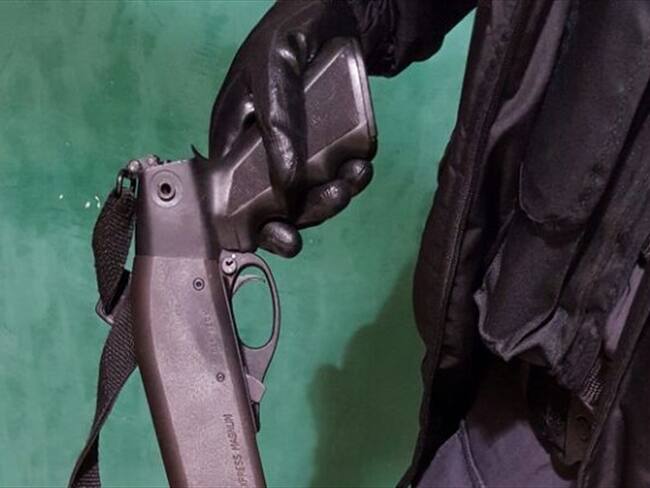 CTI encontró armamento camuflado en bodegas de licor. Foto: La W/ Paula Bolívar.