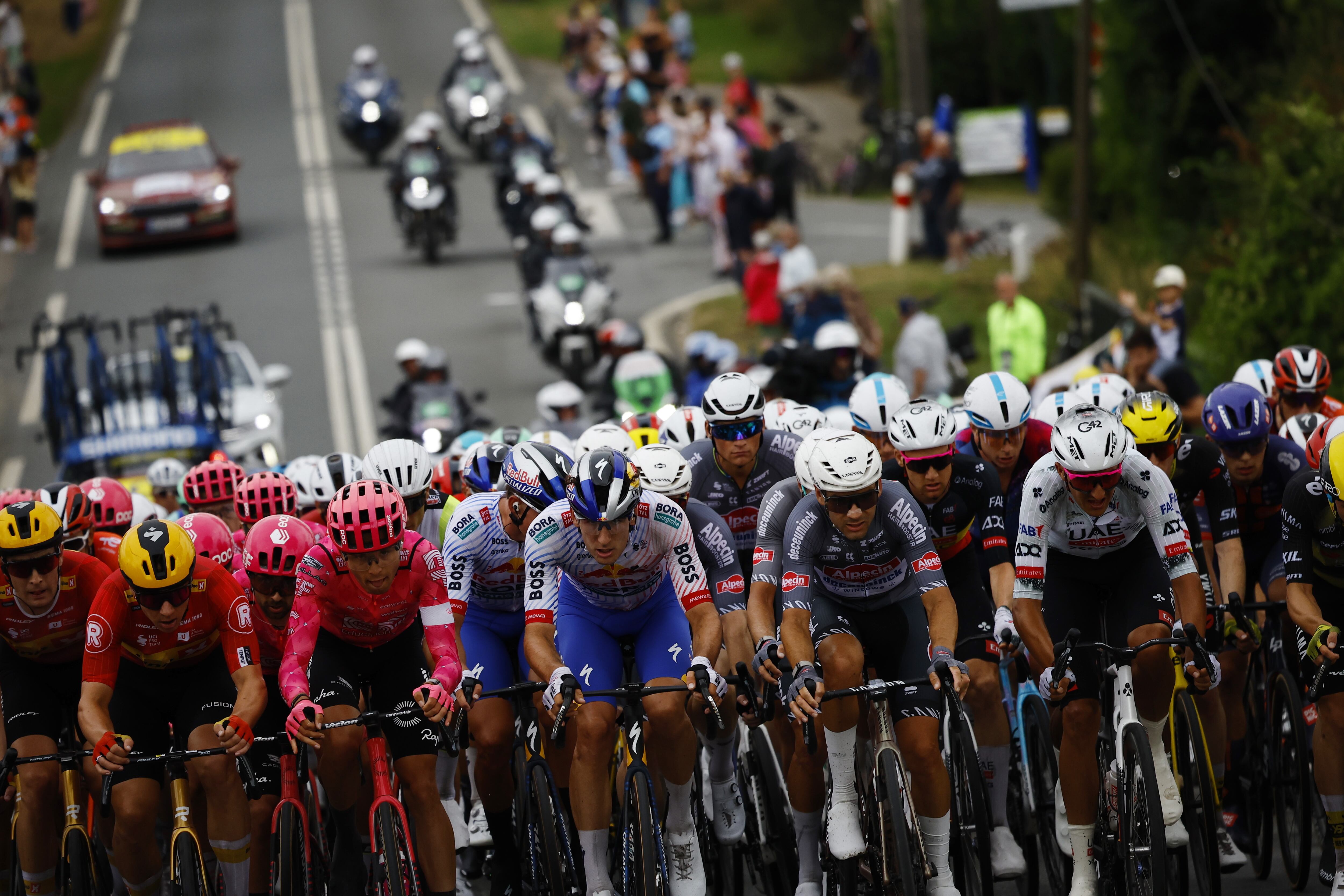 Ciclistas durante la segunda etapa del Tour de France 2025. FOTO: EFE/EPA/MARTIN DIVISEK