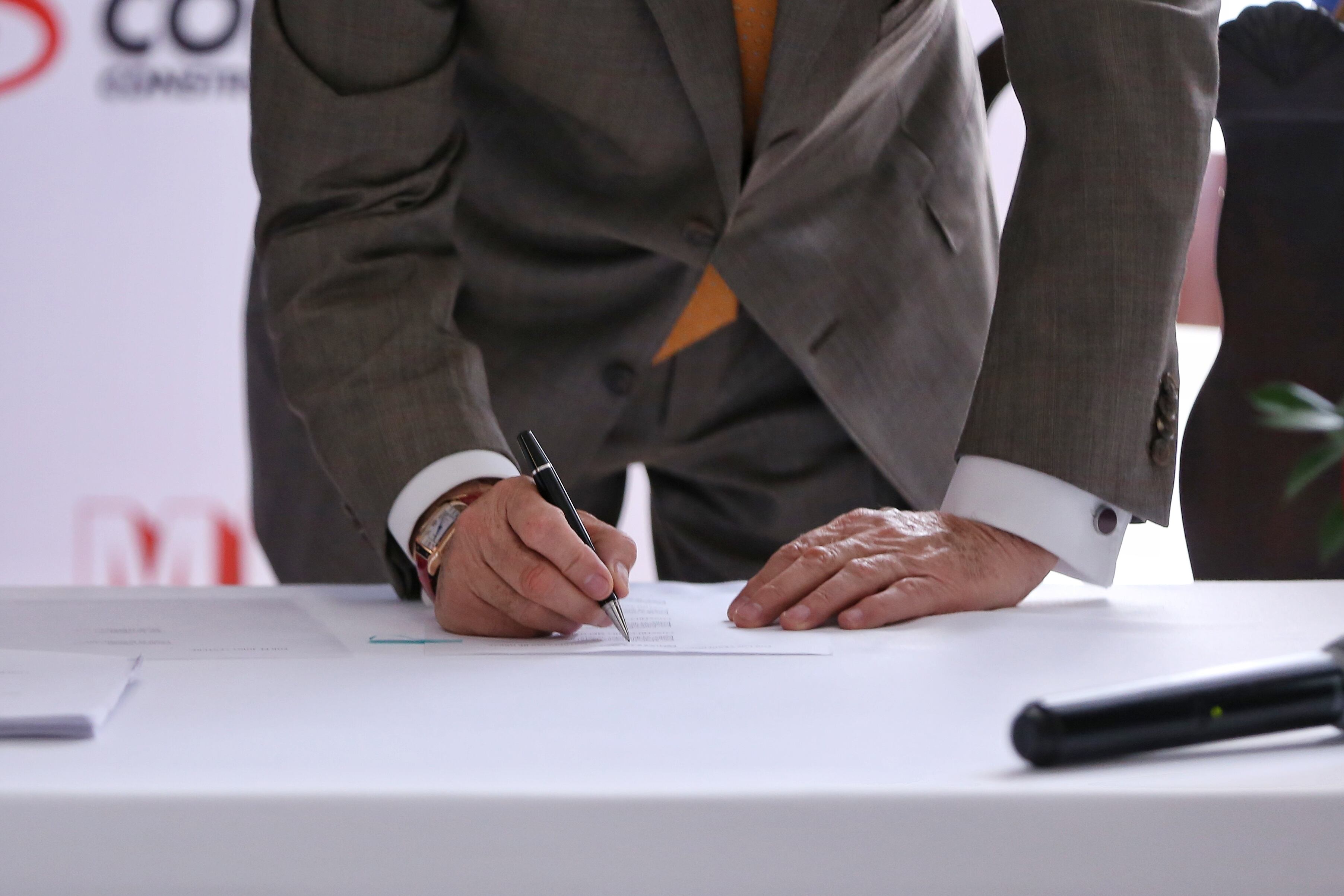 Imagen de referencia de la firma de un contrato. (Colprensa - Álvaro Tavera)