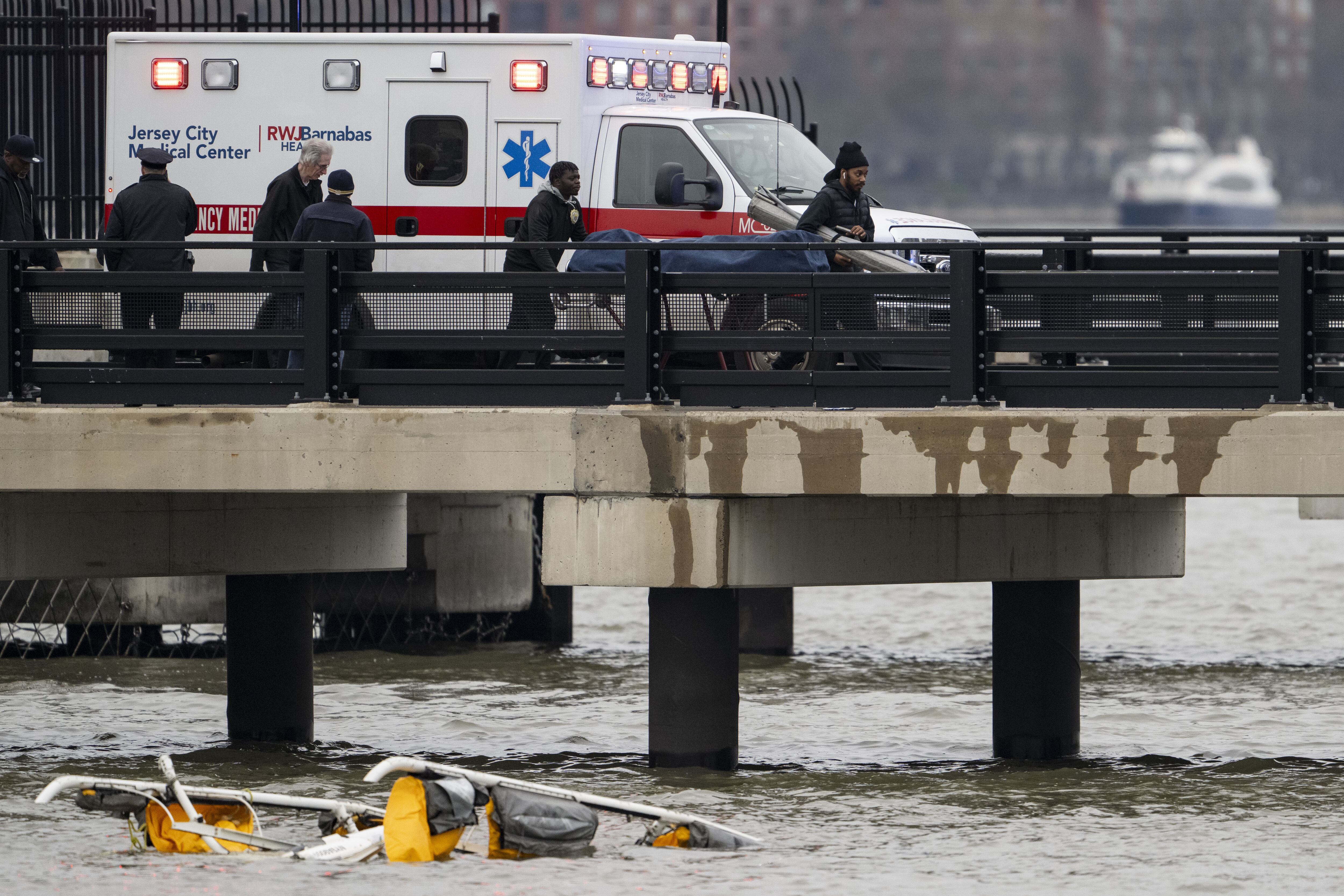 Equipo de rescate en el río Hudson. Foto: Mostafa Bassim/Anadolu via Getty Images.