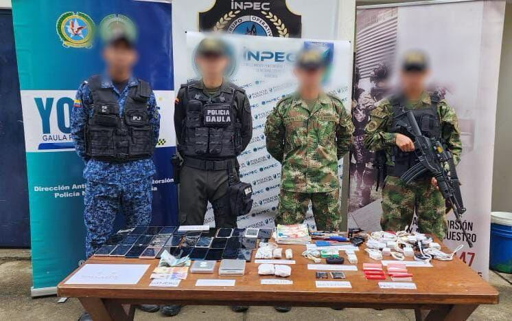 Incautan más de 30 celulares, armas cortopunzantes y droga en la cárcel de Montería. Foto: prensa Ejército.