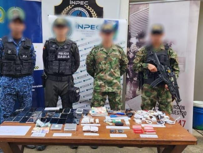 Incautan más de 30 celulares, armas cortopunzantes y droga en la cárcel de Montería. Foto: prensa Ejército.