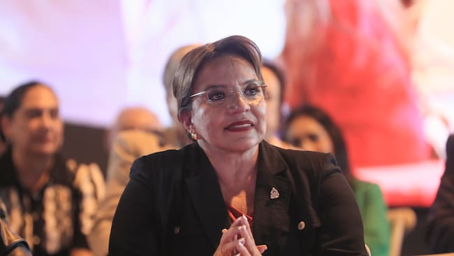 AME7634. BOGOTÁ (COLOMBIA), 03/09/2024.- Fotografía de archivo del 28 de junio de 2024 de la presidenta de Honduras, Xiomara Castro, durante un acto por el aniversario 15 del golpe de Estado en Honduras, en Tegucigalpa (Honduras). Castro denunció la existencia de un plan destinado a "destruir" su Gobierno y "asestar un nuevo golpe de Estado" en el país, y condenó "todo tipo de negociación entre narcotraficantes y políticos" tras la divulgación de un video que muestra una reunión en 2013 entre su cuñado, Carlos Zelaya, y traficantes de droga. EFE/ Gustavo Amador