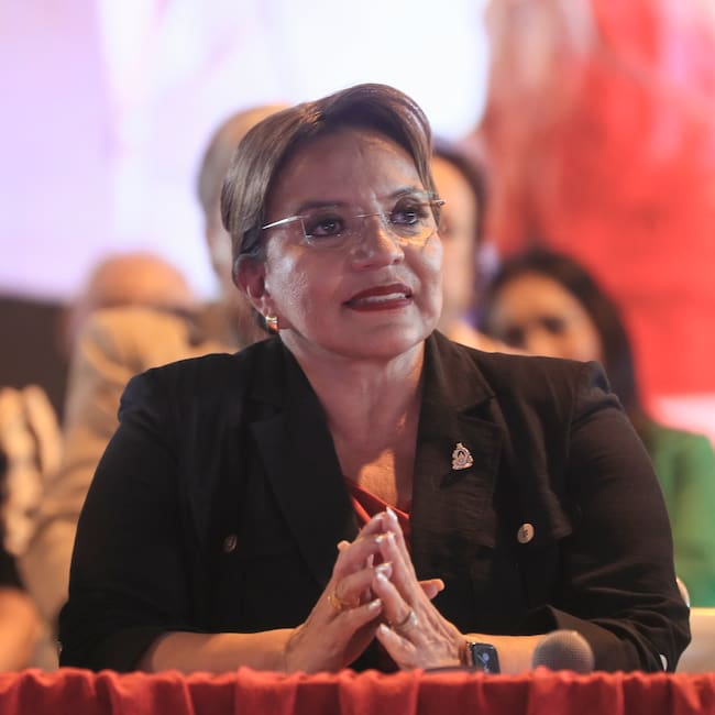 AME7634. BOGOTÁ (COLOMBIA), 03/09/2024.- Fotografía de archivo del 28 de junio de 2024 de la presidenta de Honduras, Xiomara Castro, durante un acto por el aniversario 15 del golpe de Estado en Honduras, en Tegucigalpa (Honduras). Castro denunció la existencia de un plan destinado a "destruir" su Gobierno y "asestar un nuevo golpe de Estado" en el país, y condenó "todo tipo de negociación entre narcotraficantes y políticos" tras la divulgación de un video que muestra una reunión en 2013 entre su cuñado, Carlos Zelaya, y traficantes de droga. EFE/ Gustavo Amador