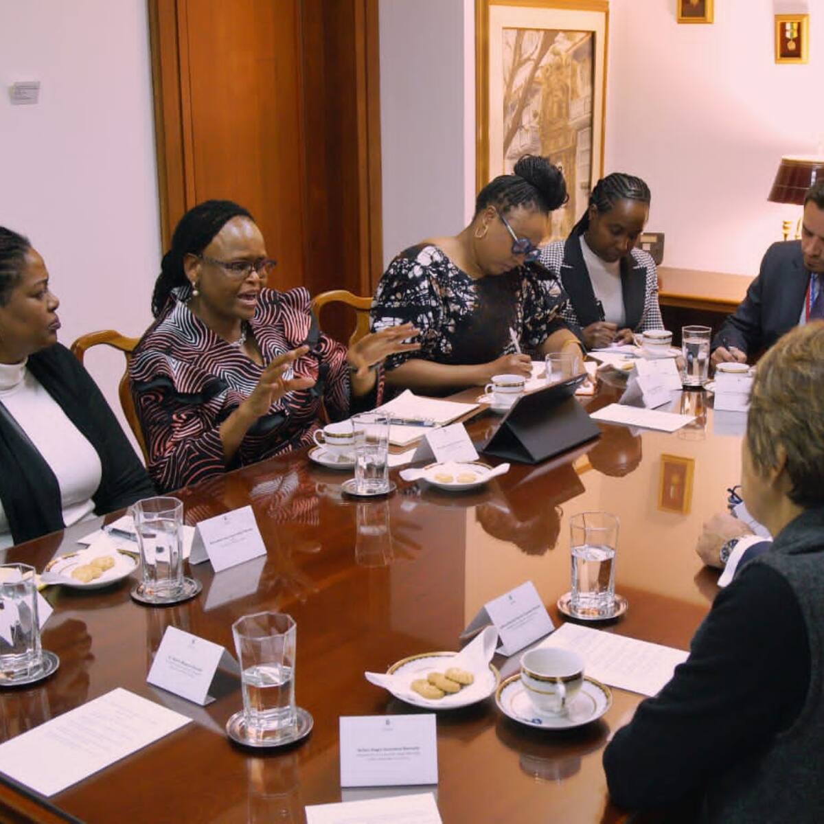 Magistrada de Tribunal Supremo de Kenia se reunió con magistrados de la Corte Suprema