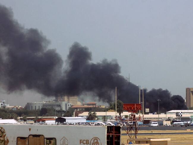Heavy smoke bellows above buildings in the vicinity of the Khartoum's airport on April 15, 2023, amid clashes in the Sudanese capital. - Explosions rocked the Sudanese capital on April 15 as paramilitaries and the regular army traded attacks on each other's bases, days after the army warned the country was at a "dangerous" turning point. (Photo by AFP) (Photo by -/AFP via Getty Images)