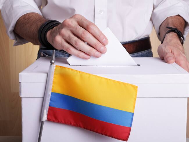 Ciudadano colombiano votando durante unas elecciones democráticas (Foto vía Getty Imágenes)