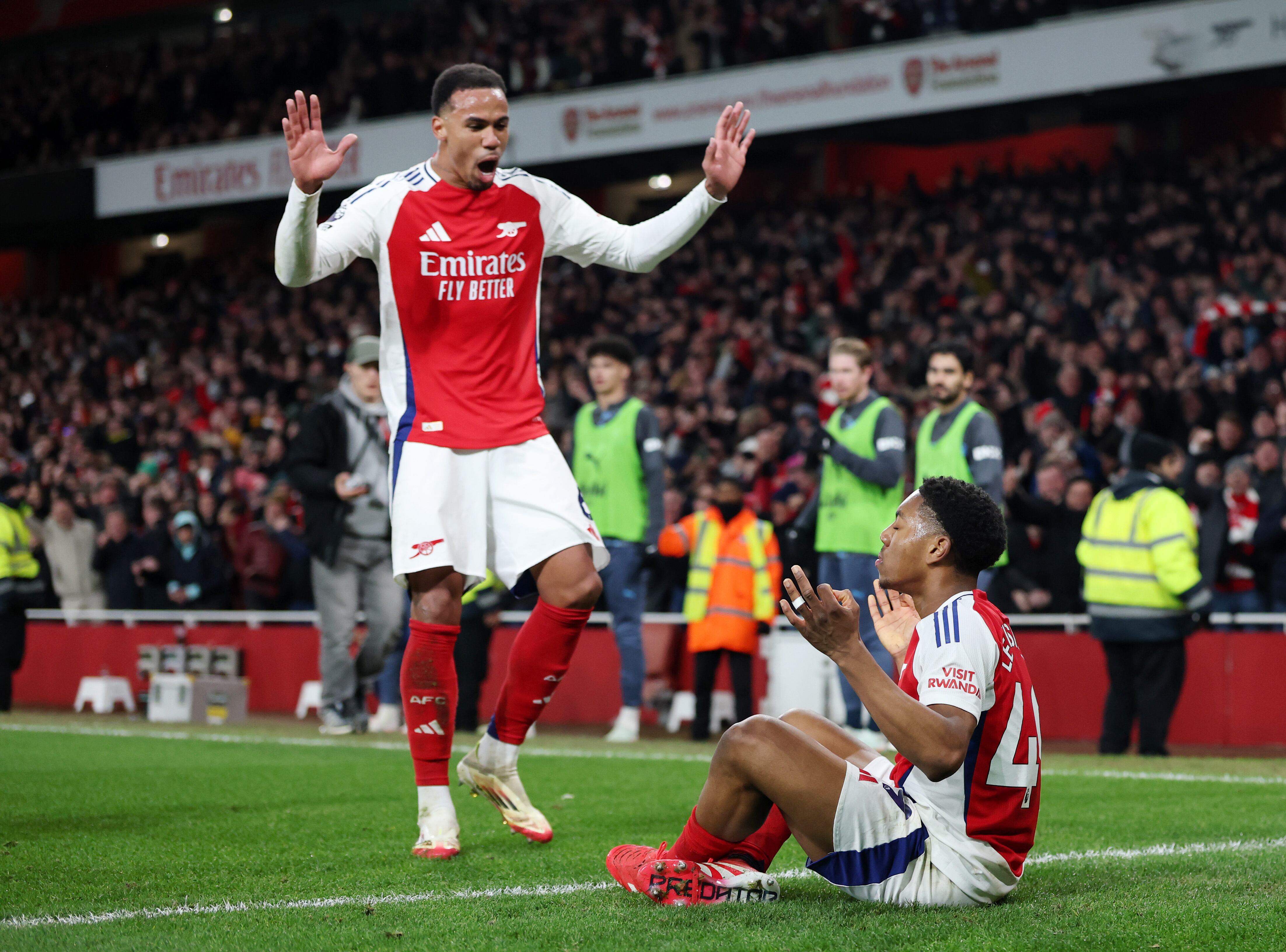 Myles Lewis-Skelly imitando la celebración de Erling Halland. FOTO: Alex Pantling/Getty Images