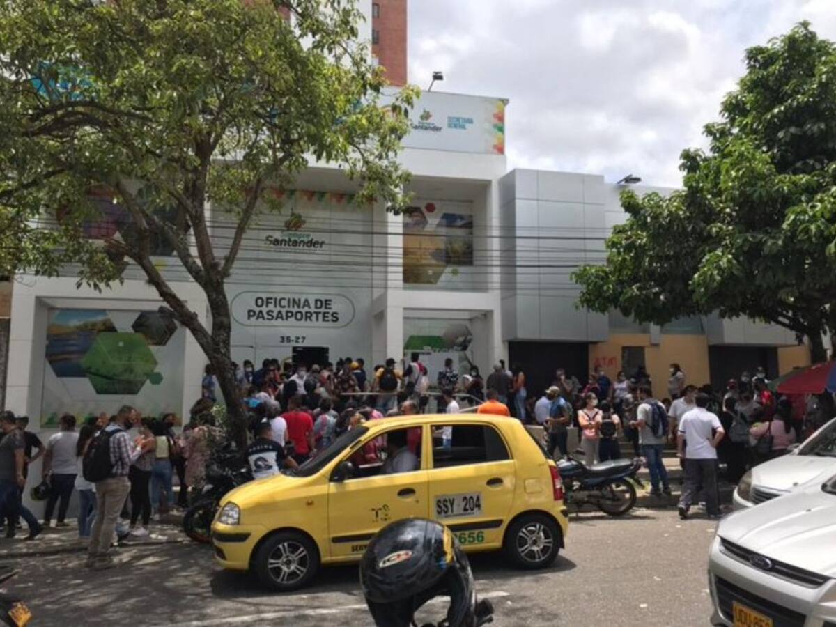 Tramitadores de pasaportes en Santander aseguran que hay complicidad de funcionario