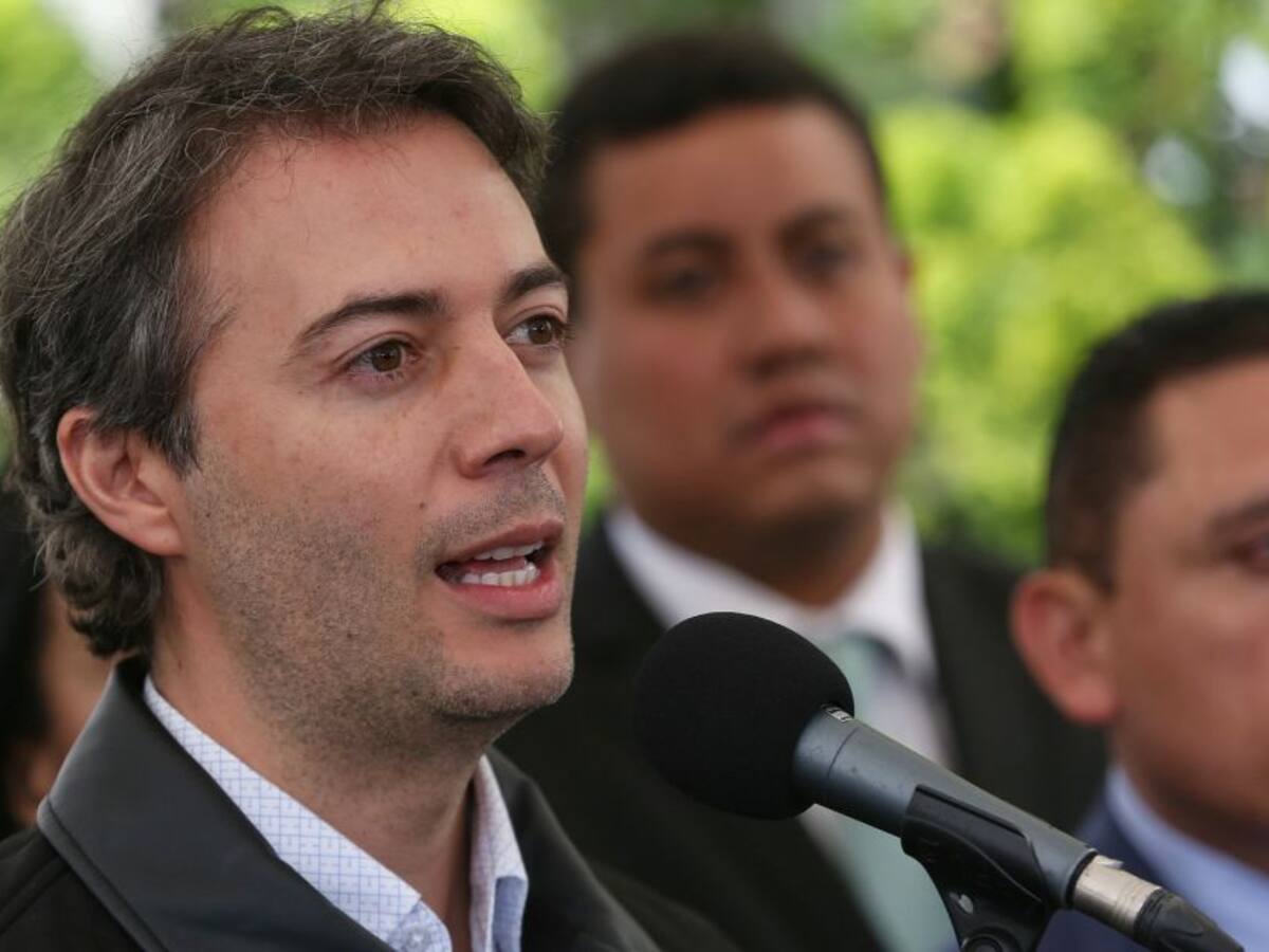 Críticas a Daniel Quintero tras pedir la renuncia a todo su gabinete