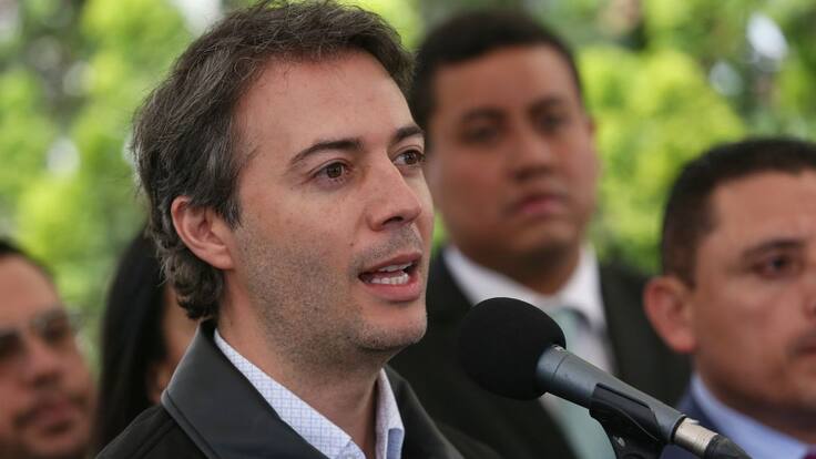 Críticas a Daniel Quintero tras pedir la renuncia a todo su gabinete