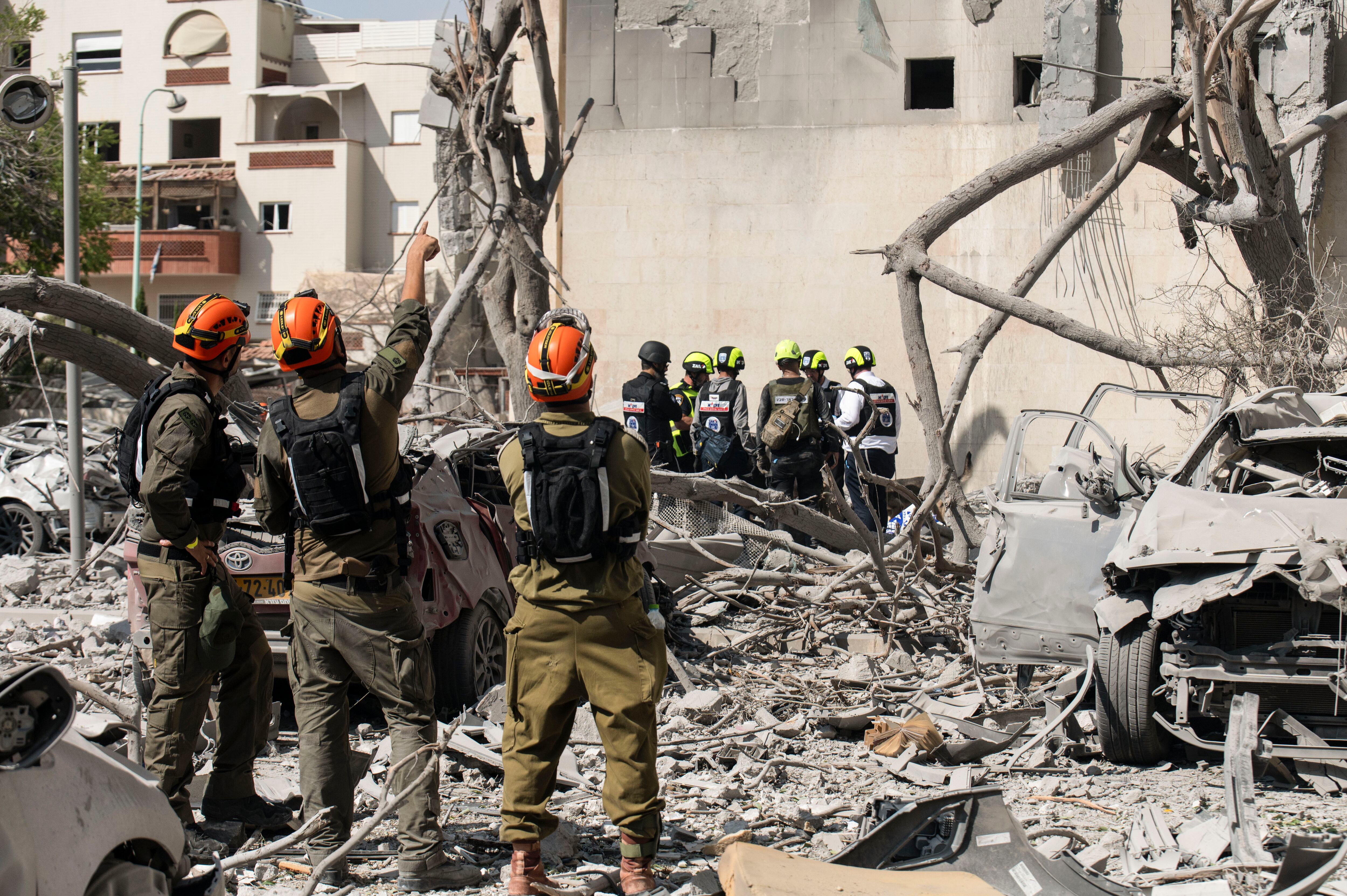 Al menos cuatro personas murieron este martes tras el impacto de un misil iraní contra un edificio residencial en la ciudad de Beersheva, en el sur de Israel. Foto: EFE/Magda Gibelli