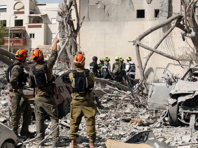 Al menos cuatro personas murieron este martes tras el impacto de un misil iraní contra un edificio residencial en la ciudad de Beersheva, en el sur de Israel. Foto: EFE/Magda Gibelli