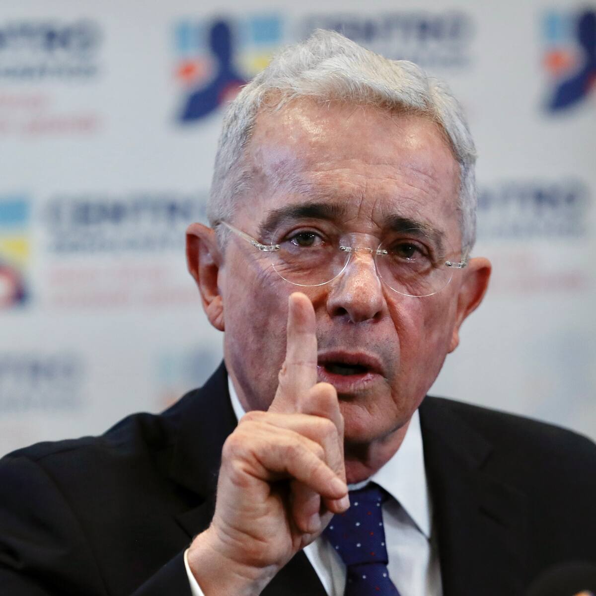 Buscan igualar a quienes no han delinquido con delincuentes: Uribe por amnistía a corrupto