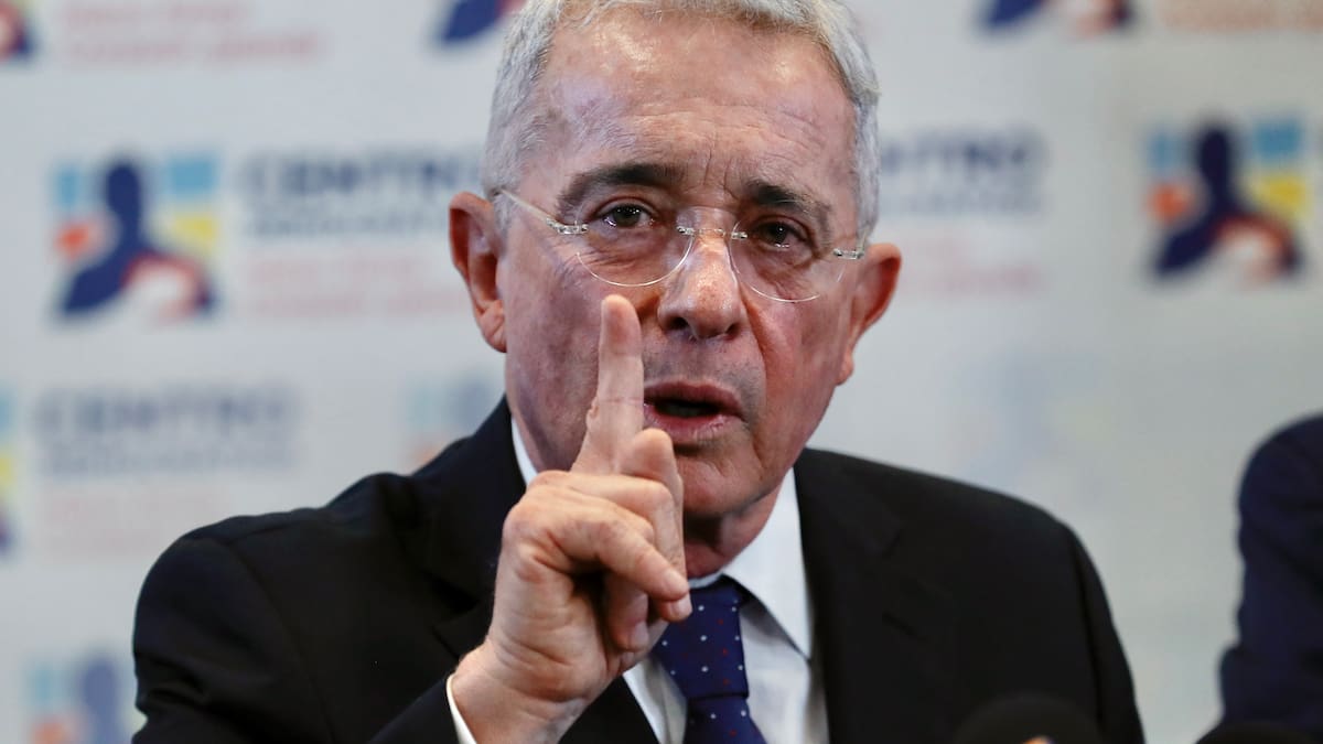 Uribe da un mensaje golpista, es peligroso que el CD hable de guerra civil: David Racero
