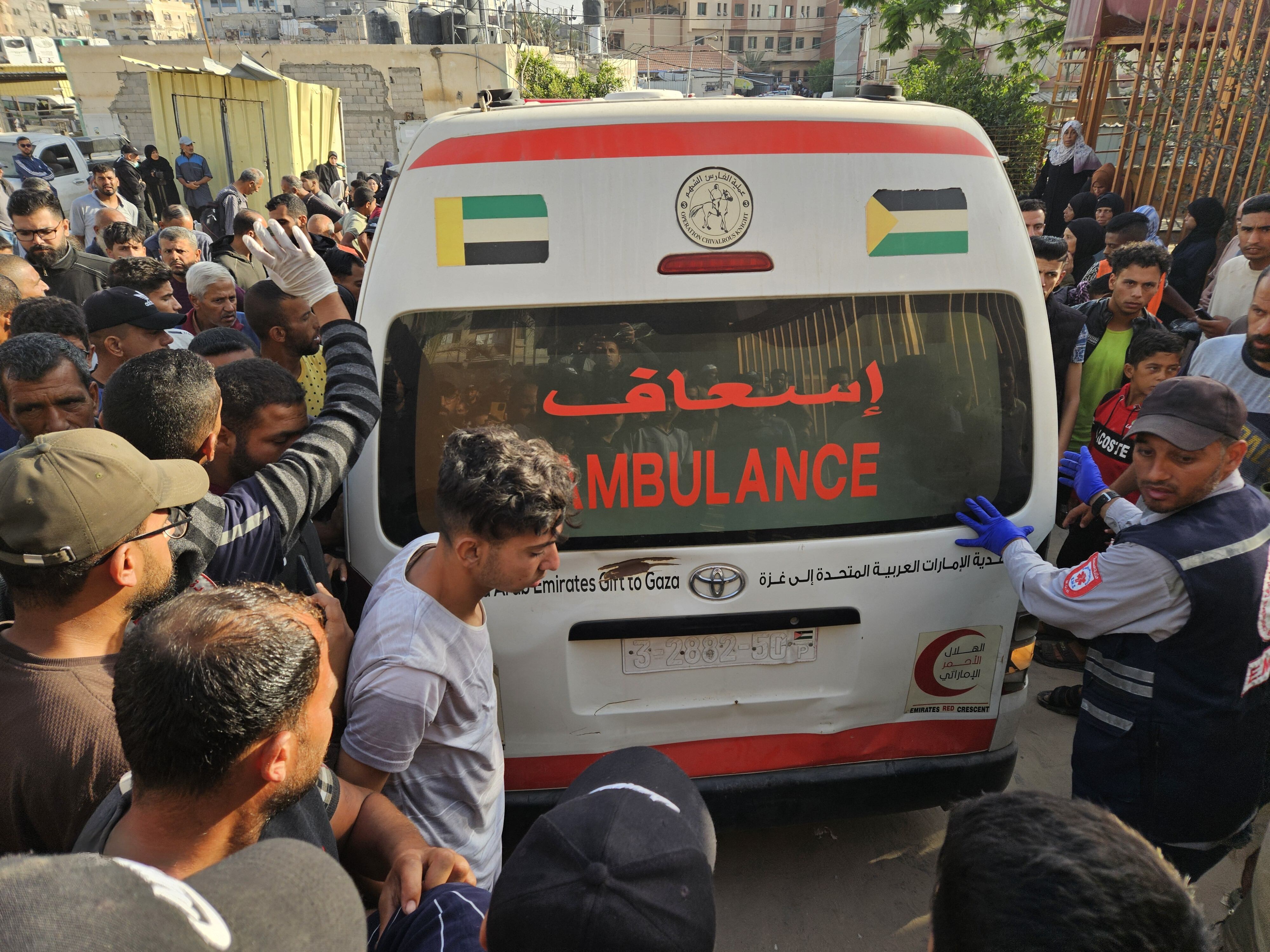 Palestinos heridos y fallecidos son trasladados a hospitales en la Franja de Gaza. FOTO: Hani Alshaer/Anadolu via Getty Images